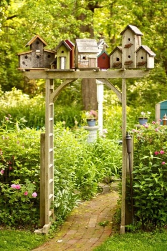 Bu şirin kuş yuvaları ,hem kuşlar için güzel bir yaşam alanı hem de bahçelerimiz için harika bir dekoratif obje olarak kullanabiliriz.