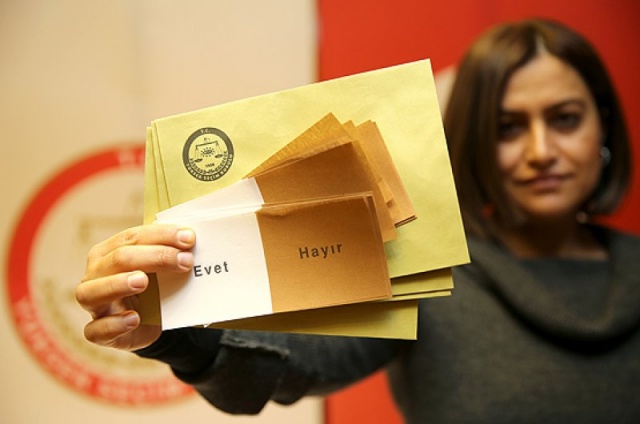 Referandumda kullanılacak oy pusulaları basınla paylaşıldı.