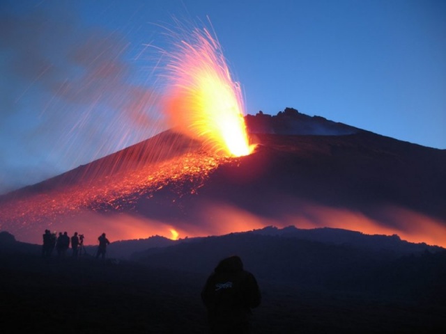 İtalya'nın güneyindeki Sicilya Adası'nda bulunan aktif yanardağ Etna yeniden lav püskürttü.