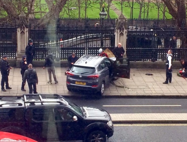 Saldırgan, aracıyla Westminster Köprüsü üzerinde giderken aniden kaldırıma çıkarak, yayaları ezmeye başladı.