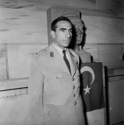 27 Mayıs 1960'da Milli Birlik Komitesi üyesi, Başbakanlık Müsteşarı Albay Alparslan Türkeş fotoğrafta görülüyor.
