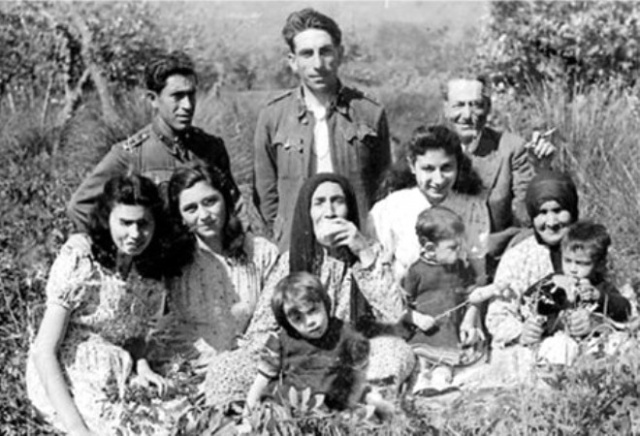 Türkeş'in, ailesiyle çekilen ilk fotoğrafı


Alparslan Türkeş'in annesi, babası, ilk eşi ve kızlarıyla yer aldığı 1943 tarihli siyah beyaz fotoğraf ise ilk kez gün yüzüne çıktı. Türkeş ailesinin, Altunlu ailesi ile Erdek'teki piknik fotoğrafında Türkeş'in babası Ahmet Hamdi Bey, annesi Fatma Zehra Hanım, kız kardeşi Dervişe Hanım, Türkeş'in ilk eşi Muzaffer Türkeş, kızları Ayzıt ile Umay Türkeş'in aynı karede olduğu görülüyor. Aile albümünden çıkarılan fotoğraf, Türkeş'in tüm ailesiyle çekilen ilk fotoğraf özelliğini taşıyor.