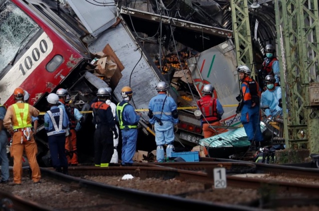 Yokohama’da 8 vagonlu banliyö treni hemzemin geçitte bir kamyona çarptı.
