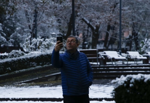 Ankara'da gece yarsı başlayan ve sabaha kadar etkisini sürdüren kar yağışı kent genelinde etkili oldu.