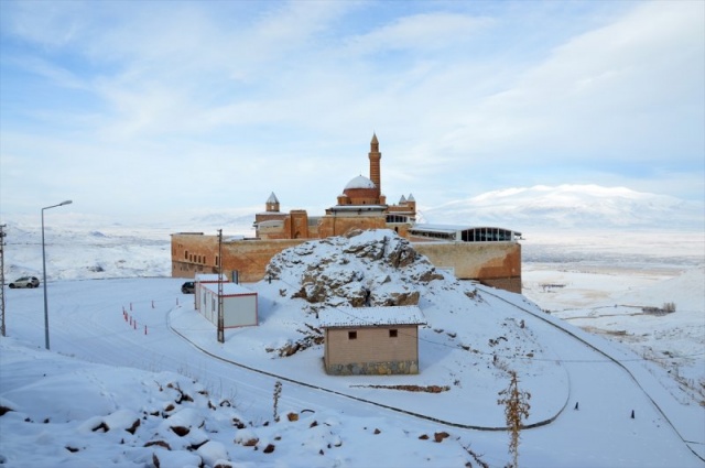 Ağrı'nın Doğubayazıt ilçesinde etkili olan kar yağışı, Osmanlı mimarisinin seçkin örneklerinden İshak Paşa Sarayı ve çevresini beyaza bürüdü.