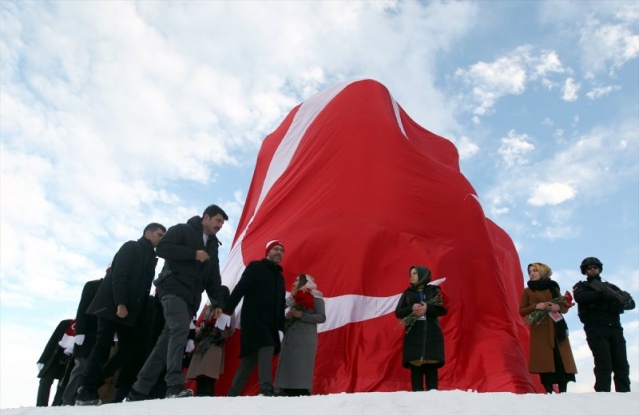 Kasapoğlu, beraberindeki AK Parti Kars Milletvekili Ahmet Aslan ile heykellerin üzerindeki Türk bayrağını topladıktan sonra bu alana karanfil bırakarak sergiyi açtı.