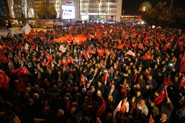 Vatandaşlar, "evet" kararını kutlamak için Cumhurbaşkanı Recep Tayyip Erdoğan'ın halk oylamasını takip ettiği Huber Köşkü'nün bulunduğu Tarabya'da bir araya geldi.
