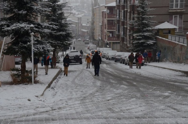 Kars'ın Sarıkamış ilçesinde sabah saatlerinde kar yağışı etkili oldu.