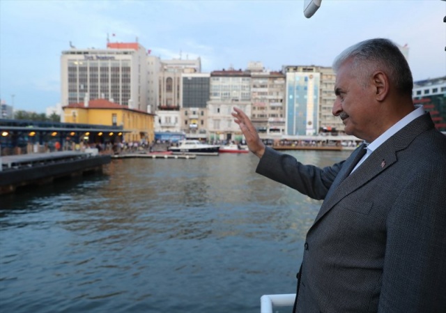 İzmir Deniz Müzesi'nin yanındaki iskeleye demirleyen tekneye gençlerle birlikte binen Yıldırım, tekne demir alırken vatandaşları selamladı.