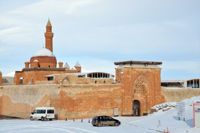 Mimarisi ve tarihsel özelliğiyle Doğu Anadolu Bölgesi'nin görkemli yapılarından İshak Paşa Sarayı, yağan karla beyaza bürünerek kartpostallık görüntüler oluşturdu.