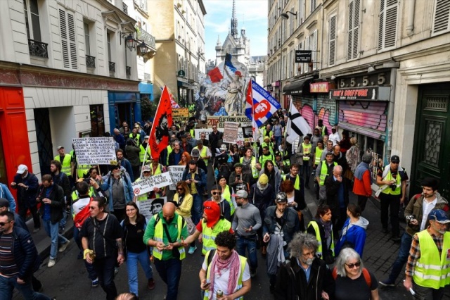 CHAMPS-ELYSEES'DE YOĞUN GÜVENLİK ÖNLEMİ
Göstericilerin Champs-Elysees Caddesi'nde gösteri yapması yasaklandı. Polis, eylemcilerin Charles de Gaulle Etoile Meydanı'nı çevreleyen sokaklar ile Elysee Sarayı ve Ulusal Meclis civarından uzak tutulması için yoğun güvenlik önlemleri aldı.