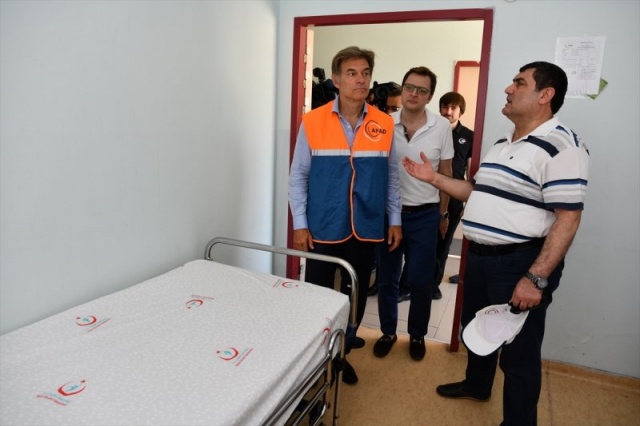 Hastanede göz muayenehanesini gezen Öz, cihazları test etmek için AFAD Başkanı Güllüoğlu'dan destek istedi ve Güllüoğlu'nu göz muayenesinden geçirdi.