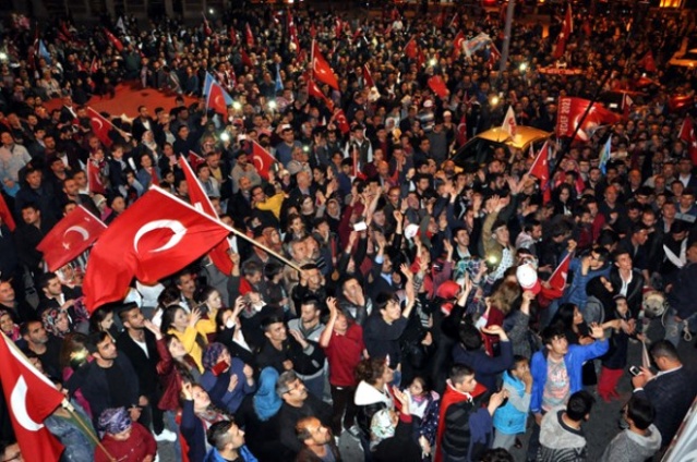 Burada "Dik Dur Eğilme Bu Millet Seninle", "Evet" ve "Recep Tayyip Erdoğan" afişleri açan vatandaşlar, "İşte Ordu İşte Komutan" ve "Recep Tayyip Erdoğan" tezahüratlarında bulundu.