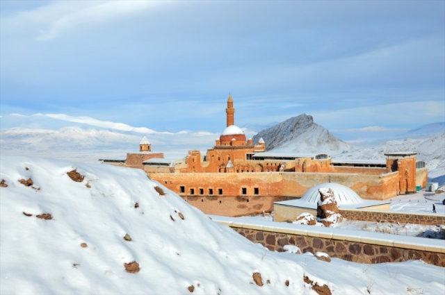 İlçe genelinde dünden beri aralıklarla etkili olan yağış nedeniyle kar kalınlığı, bin 900 rakımlı bir tepeye kurulu olan tarihi İshak Paşa Sarayı ve çevresinde 15 santimetreye ulaştı.