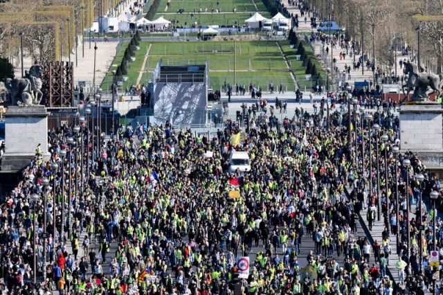 32 GÖZALTI
Paris'teki gösteride 32 kişinin gözaltına alındığı, Champs-Elysees Caddesi ve çevresinde eylem yapmaya çalışan 21 kişiye para cezası verildiği açıklandı.