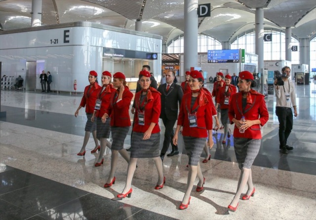 Açılış öncesi Türk Hava Yolları'nın (THY) kabin memurları yeni kıyafetleriyle boy gösterdi.