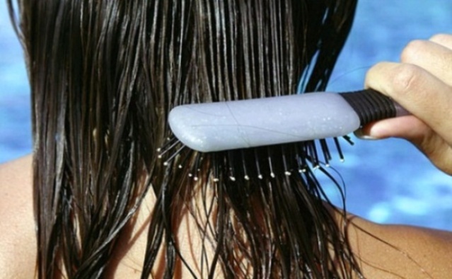 Islak saçı taramak

Bu durum saç dökülmesine ve saçta kırık oluşumuna neden olur. Saçınızda meydana gelebilecek dökülmeleri ve hasarı önlemek için saçınızı hafif nemliyken taramalısınız.