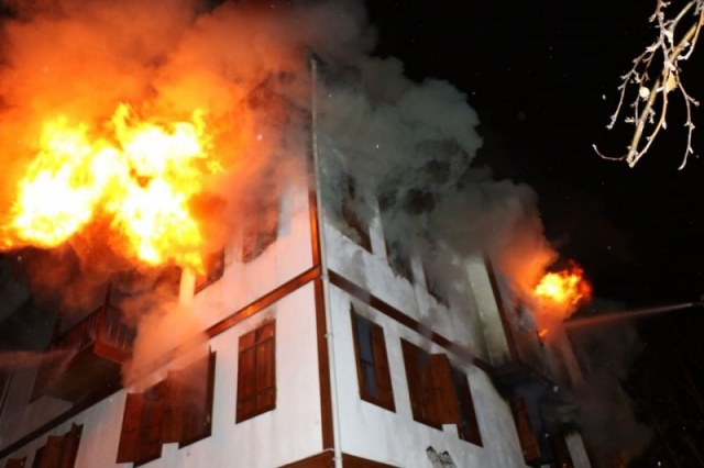 Yangını fark eden kiracılar konaktan çıkarak durumu itfaiyeye bildirdi.