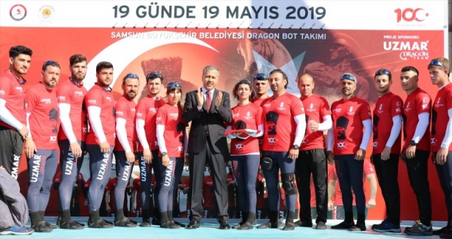 Konuşmanın ardından sponsor firma yöneticisi Noyan Altuğ, İstanbul Valisi Yerlikaya'ya Bandırma Vapuru'nun maketini hediye etti.