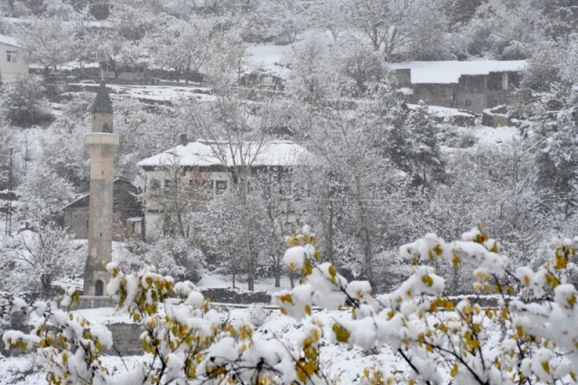 Tunceli'nin Ovacık ilçesinde, öğlen saatlerinden itibaren etkili olan kar yağışı ilçeyi beyaza bürüdü.
