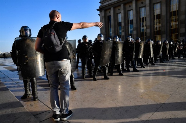 PROTESTOLARDA ŞİMDİYE KADAR 11 KİŞİ ÖLDÜ
Fransa’da akaryakıt zamlarına ve kötü ekonomik koşullara tepki olarak başlayan ancak daha sonra Cumhurbaşkanı Macron yönetimine karşı gösterilere dönüşen sarı yeleklilerin eylemleri, 18 Kasım 2018'den bu yana devam ediyor.