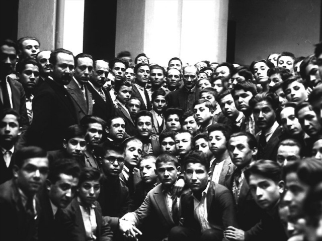 Büyük önderin izcilerle buluşması, Samsun Erkek Lisesi, İstanbul Hukuk Fakültesinde öğrencilerle derse katıldığı sırada çekilen fotoğraflar albümde yer alıyor.