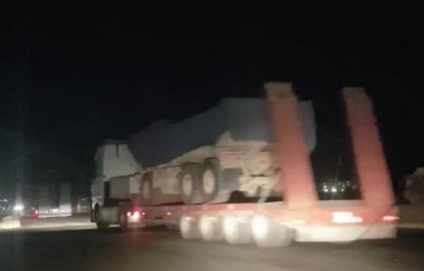 ABD, dün akşam saatlerinde Suriye-Irak sınırındaki Simelka Kapısı'ndan yaklaşık 55 tırlık sevkiyat yaptı.

YPG/PKK işgalindeki Ayn İsa ve Şeddadi bölgelere giden tırlarda kapalı kasalar, dört çeker araçlar ve iş makineleri olduğu görüldü.

4 EYLÜL'DE 60 TIR YOLLAMIŞTI
ABD, 4 Eylül'de de bölgeye içinde geniş araçlar, iş makinaları, yakıt tankerleri, jeneratörler bulunan 60 tır sokmuştu.