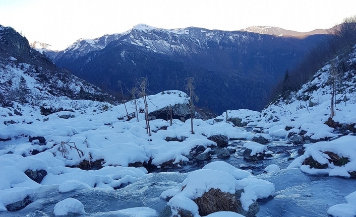 Artvin’in Macahel Karçal dağları eteklerinde bulunan göller ve akarsular buz tuttu