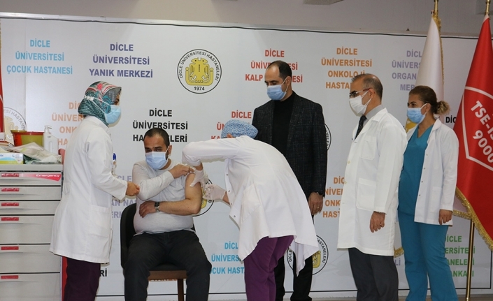 Çin’in korona virüs aşısı Diyarbakır’da iki gönüllüye yapıldı