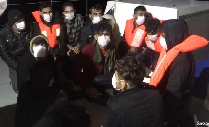 Mersin’de tekneleri su alan 19 düzensiz göçmen yakalandı