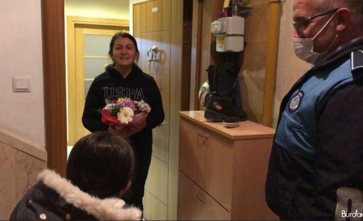 Sokağa çıkamayan minik Nisan Nur’un çiçeğini öğretmenine vermesine zabıta yardım etti
