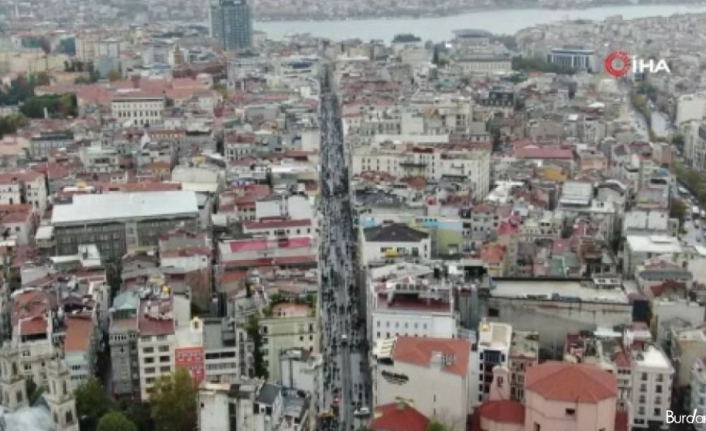 Sokağa çıkma kısıtlaması öncesi Taksim’de yoğunluk