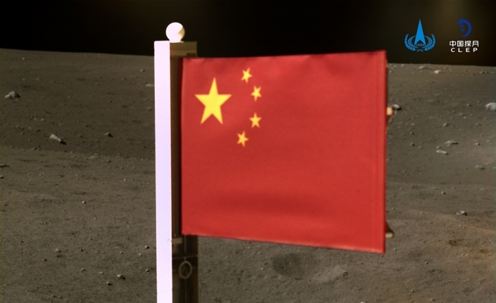 Chang’e 5 uzay aracı, Ay’a Çin bayrağı dikti