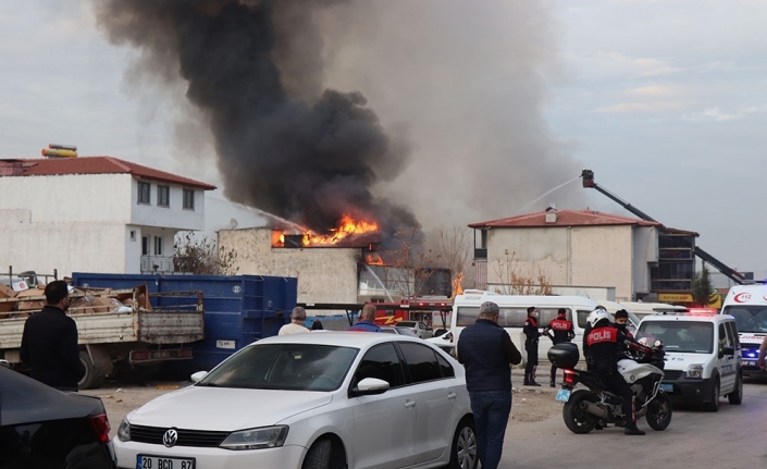 Deterjan fabrikasında çıkan yangın çevredeki binalara sıçradı