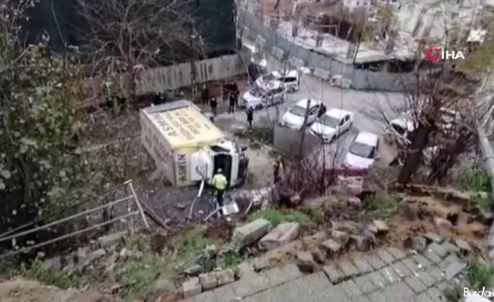 Freni boşalan nakliyat kamyonu 10 metre yükseklikten boş alana uçtu
