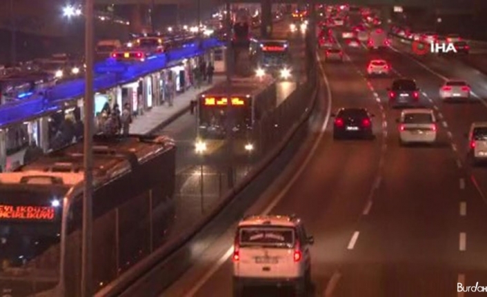 Sokağa çıkma kısıtlamasına 1 saat kala İstanbul’da trafik ve metrobüs yoğunluğu