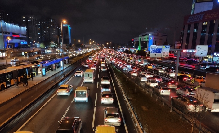 Sokağa çıkma kısıtlamasına 1 saat kala İstanbul’da trafik yoğunluğu arttı