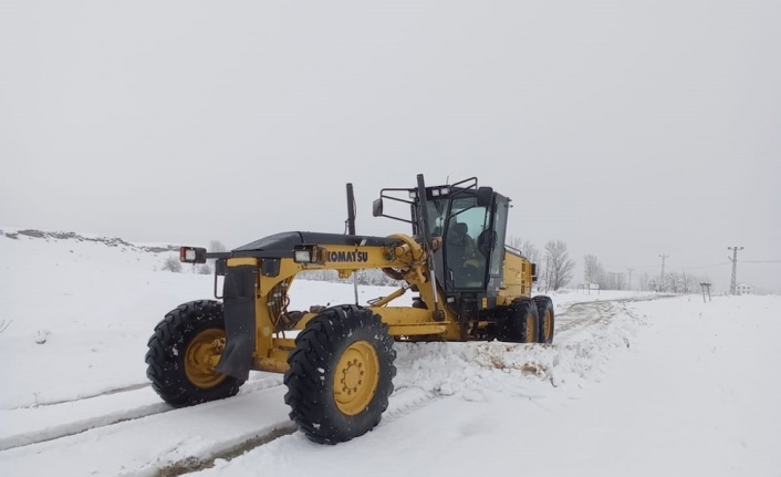Tunceli’de karla kaplı 41 köy yolu açıldı, 15’inde çalışma sürüyor