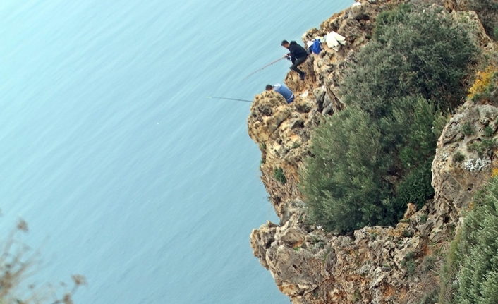 30 metrelik uçurumun kenarında tehlikeli balık avı