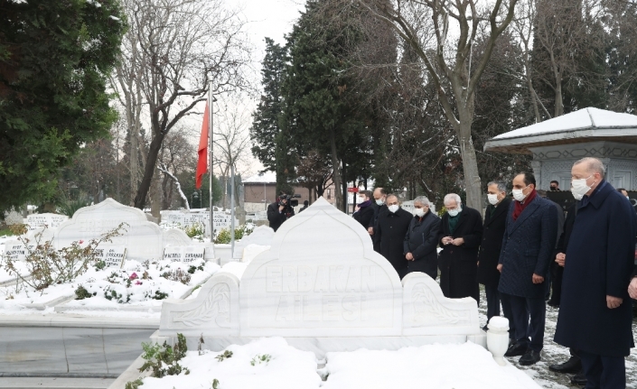 Cumhurbaşkanı Recep Tayyip Erdoğan, Prof. Dr. Necmettin Erbakan’ın kabrini ziyaret etti