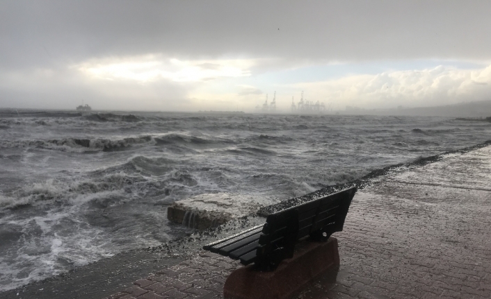 Fırtına uyarısının ardından Avcılar’da dev dalgalar kıyıyı dövdü