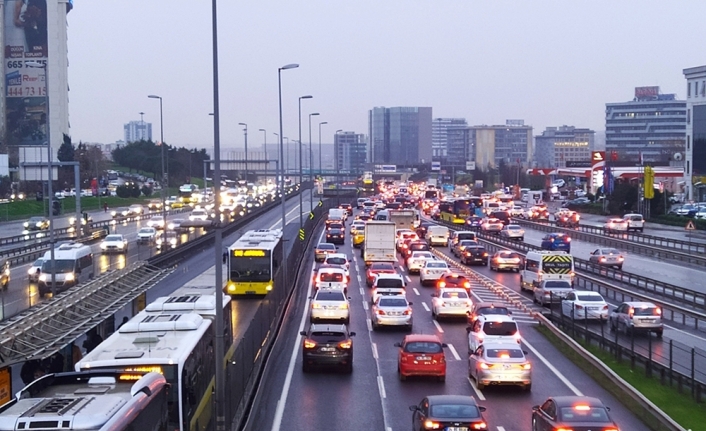 İstanbul’da yağmur ve mesai sonrası trafik yoğunluğu