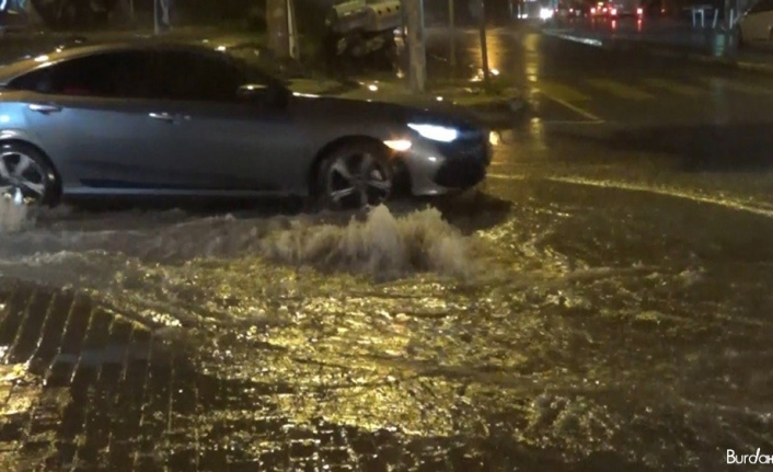 İzmir’de sağanak yağış nedeniyle caddeler göle döndü