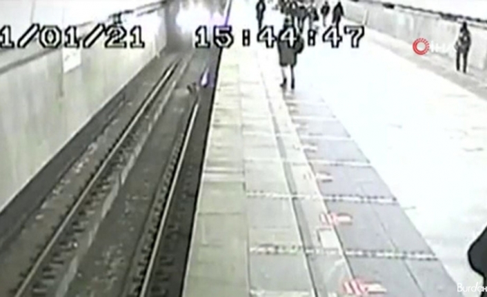 Moskova’da metro raylarına düşen çocuk ölümden kıl payı kurtuldu