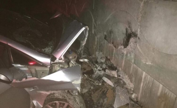 Niğde’de otomobil köprü duvarına çarptı: 3 ölü