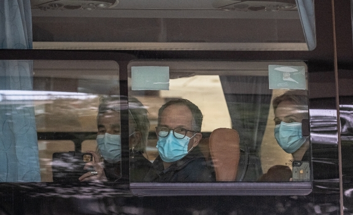 Wuhan’da zorunlu karantina süresi dolan DSÖ ekibi otelden ayrıldı