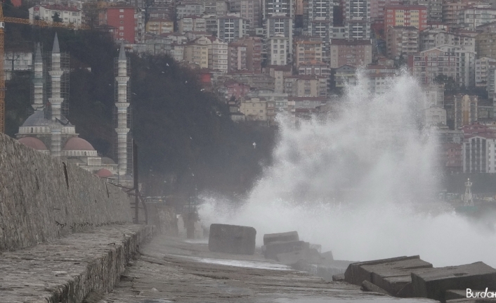 Zonguldak’ta dalgalar 7 metrelik istinat duvarını aştı