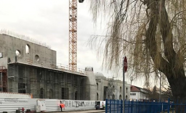 Fransa’da cami inşaatına çirkin saldırı