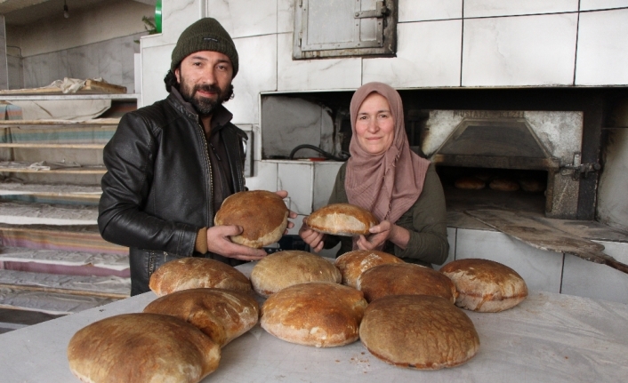 Babasının 40 yıllık işini bıraktı, annesiyle ekmek fırını açtı