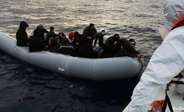 Yunan Sahil Güvenliği 28 göçmeni Türk karasularına itti